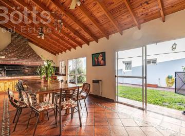 Casa · 236m² · 8 Ambientes · 2 Cocheras · Oportunidad Unica 2 Casas Independientes con Patio, Quincho y Cocheras