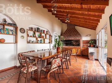 Casa · 236m² · 8 Ambientes · 2 Cocheras · Oportunidad Unica 2 Casas Independientes con Patio, Quincho y Cocheras