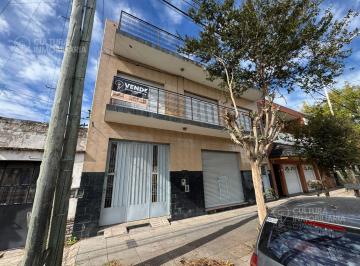 Casa · 260m² · 5 Ambientes · 3 Cocheras · Ideal Inversor: Casa Multifamiliar Local y Gran Fondo | Apta Crédito