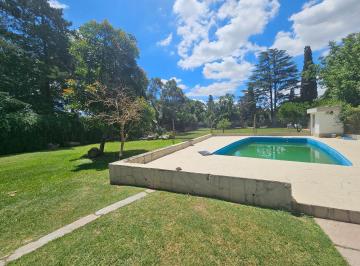 Casa · 280m² · 6 Ambientes · 3 Cocheras · Casa Amueblada de 5 Dorm. con Pileta y Jardin en Funes