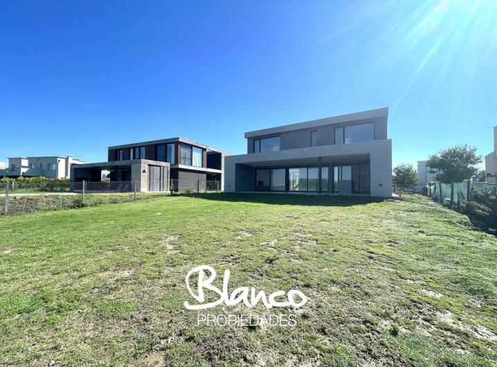 Casa · 240m² · 4 Ambientes · 1 Cochera