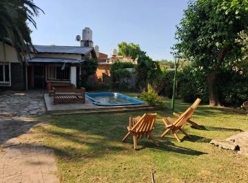 Casa · 140m² · Casa con Pileta + Terreno con 3 Departamentos