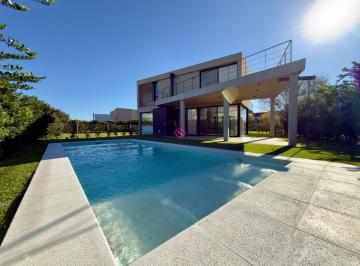 Casa · 234m² · 6 Ambientes · 4 Cocheras · Casa Chalet en Venta en Ayres Plaza, Pilar, G. B. a. Zona Norte