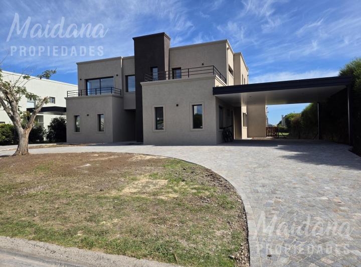 Casa · 250m² · 6 Ambientes · 5 Cocheras