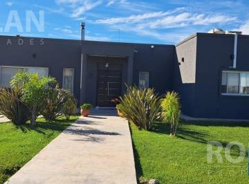Casa · 166m² · 4 Ambientes · 2 Cocheras · Casa 4 Amb en Venta en Barrio Privado El Ensueño!