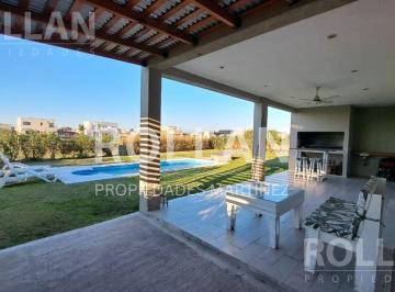 Casa · 136m² · 4 Ambientes · 2 Cocheras · Barrio El Ensueño, Casa en Una Planta 3 Dorm., Hermoso Jardín con Pileta