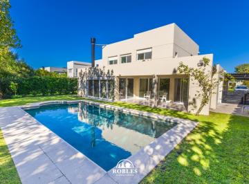Casa · 250m² · 5 Ambientes · Casa Estilo Moderno en Sector Los Sauces de Rumenco