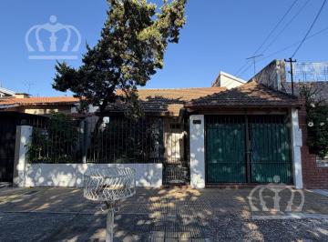 Casa · 115m² · 4 Ambientes · 1 Cochera · Casa de 4 Ambientes con Patio, Jardin y Cochera en Lanús Este