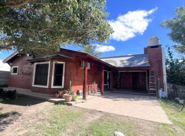 Casa · 256m² · 5 Ambientes · 4 Cocheras · Casa en Venado Tuerto con Dos Dorm., 3 Baños y Cochera Para 4 Autos