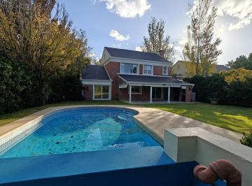 Casa · 245m² · 6 Ambientes · 2 Cocheras · Casa en Venta en La Lomada en Esquina Frente a Plaza con Pileta, 4 Dorm..