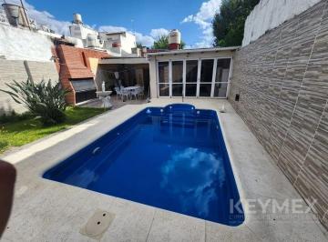 Casa · 128m² · 4 Ambientes · 2 Cocheras · Venta de Casa en Lugano de 4 Ambientes con Quincho, Parque y Pileta Sobre Lote de 8,66 X 37