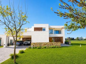 Casa · 332m² · 5 Ambientes · 6 Cocheras · Casa en Venta 5 Ambientes en Terravista con Vista a La Laguna