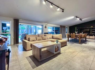 Casa · 396m² · 3 Ambientes · 1 Cochera · Venta/ Permuta - Casa de 2 Dorm., Galería, Pileta y Cochera - Cañada de Gómez, Santa Fe