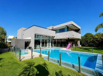 Casa · 445m² · 5 Ambientes · 4 Cocheras · Casa en Venta de 5 Ambientes en Terravista