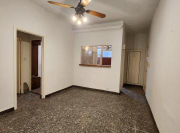 Living con cocina integrada · PH en Venta en Villa Crespo