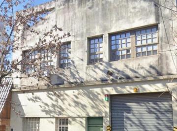 Bodega-Galpón · 682m² · 2 Cocheras · Planta Industrial con Nave, Entrada de Camiones y Gran Potencial Constructivo en Nueva Pompeya
