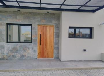Casa · 94m² · 5 Ambientes · 2 Cocheras · Casa 2 Dorm. en Docta Parque