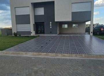 Casa de 6 ambientes, Berazategui · Casa a Estrenar Muy Moderna con Fondo a La Laguna