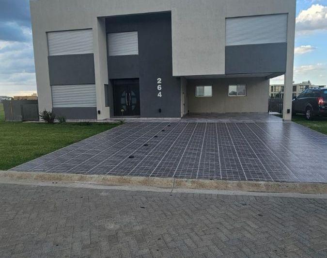Casa · 270m² · 6 Ambientes · 2 Cocheras
