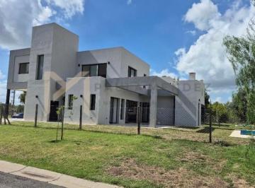 Casa · 194m² · 5 Ambientes · 1 Cochera · Casa Chalet en Venta en Santa Elisa, Pilar del Este, Pilar
