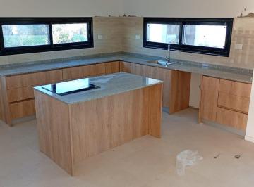 Casa · 170m² · 5 Ambientes · 2 Cocheras · Casa en San Sebastian a La Laguna