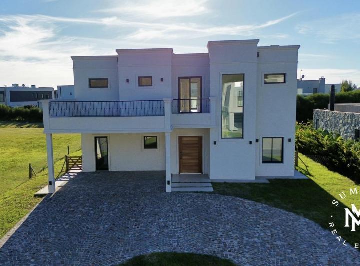 Casa · 285m² · 6 Ambientes · 2 Cocheras