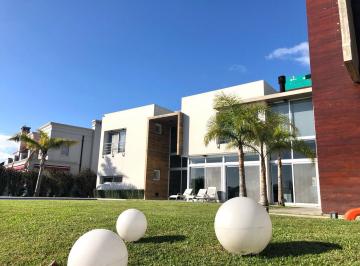 Casa · 1000m² · 5 Ambientes · 6 Cocheras · Casa en Venta 5 Amb en Doble Lote con Salida Al Canal.