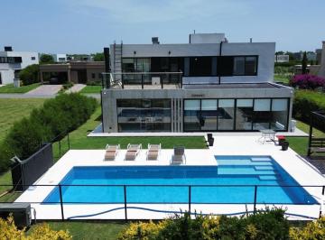 Casa · 313m² · 4 Ambientes · 2 Cocheras · Casa Venta 4 Amb Greenville Oportunidad!