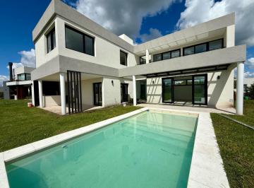 Casa · 299m² · 4 Ambientes · 6 Cocheras · Casa en Venta 4 Amb a Estrenar Greenville Polo & Resort.