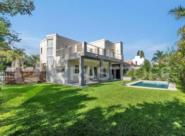 Casa · 154m² · 4 Ambientes · Casa Venta en Lote Central en El Barrio Los Tilos