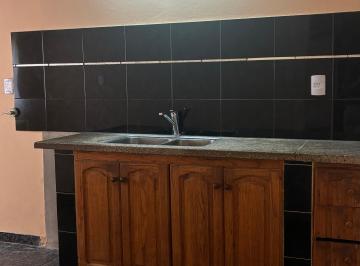 Casa de 4 ambientes, General Roca · Casa en Alquiler Zona Barrio Nuevo con Cochera