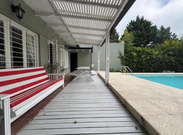 Casa · 133m² · 4 Ambientes · 1 Cochera · Casa con Pileta en Venta en Tolosa