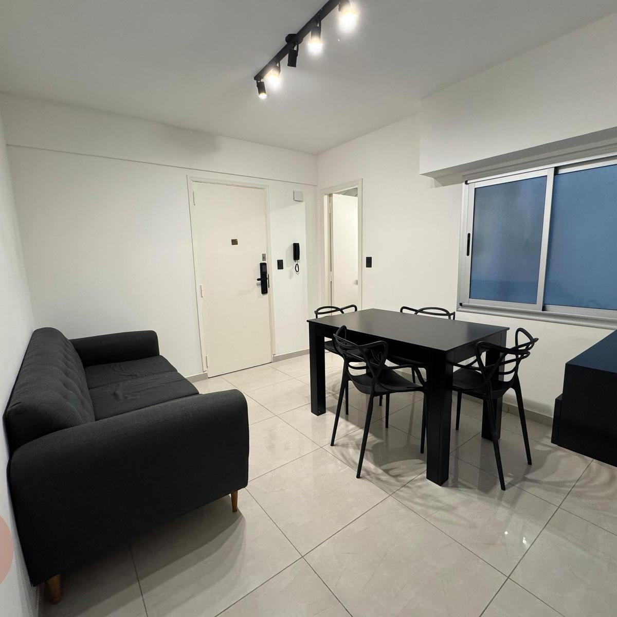 Ubicado en el corazón de Mar del Plata, en la zona de Plaza Mitre, este acogedor departamento ofrece una excelente oportunidad para quienes buscan comodidad y accesibilidad.