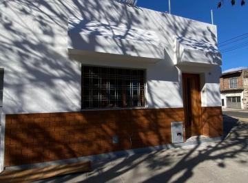 Casa · 122m² · 4 Ambientes · 1 Cochera · Venta de Casa en Pompeya