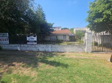 Casa de 3 ambientes, Morón · En Venta - Hermoso Chalet Sobre Fracción de 2 Lotes de 10 X 30
