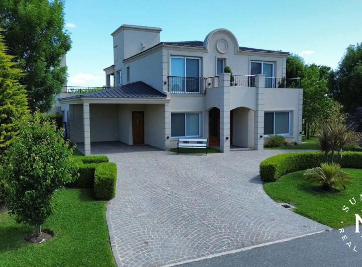 Casa · 251m² · 5 Ambientes · 3 Cocheras