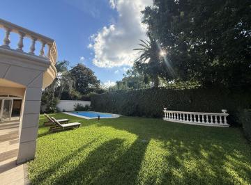 Casa · 690m² · 6 Ambientes · 4 Cocheras · Alquiler Casa en Martinez de 3 Plantas con Galería, Jardín, Pileta y Cochera