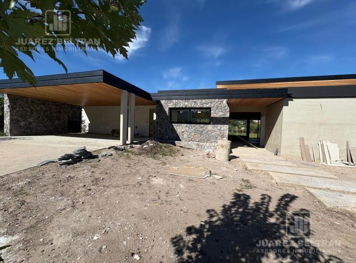 Casa · 1650m² · 7 Ambientes · 3 Cocheras