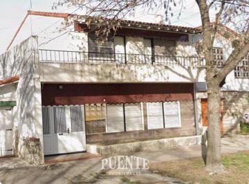Casa · 221m² · 5 Ambientes · 1 Cochera · Casa en Venta con 3 Dorm., Garaje, Jardín y Piscina en Banfield Oeste.