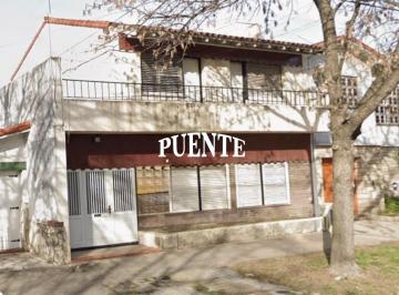 Casa · 221m² · 5 Ambientes · 1 Cochera · Casa en Venta con 3 Dorm., Garaje, Jardín y Piscina en Banfield Oeste.