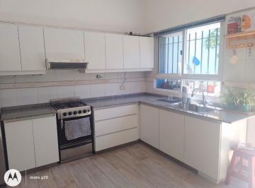 Casa · 154m² · 4 Ambientes · 1 Cochera · Casa Tipo Duplex en Beccar en Venta con Jardín