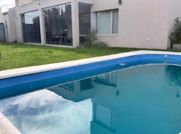 Casa · 237m² · 4 Ambientes · 2 Cocheras · Hermosa Casa en Bº San Ignacio
