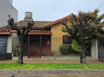 Casa · 115m² · 3 Ambientes · 2 Cocheras · Venta de Casa 3 Ambientes en Haedo Norte.