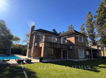 Casa · 280m² · 6 Ambientes · 1 Cochera · Casa en Alquiler en Valle Claro, Benavidez, Tigre