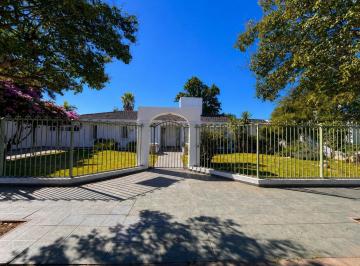 Casa · 460m² · 5 Ambientes · 4 Cocheras · ¡Venta! Imponente Casa de Categoría en El Corazón del Cerro de Las Rosas ¡Apta Crédito!