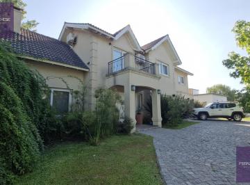 Casa · 230m² · 6 Ambientes · 1 Cochera · Casa en Barrio Privado La Concepcion