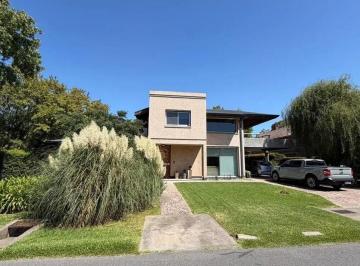 Casa de 5 ambientes, Berazategui · Casa en Venta - Club El Carmen