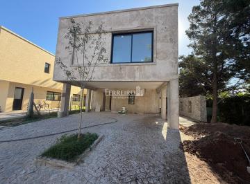 Casa · 250m² · 4 Ambientes · 4 Cocheras · Venta de Casa en Barrio Cerrado con Portón, Bella Vista
