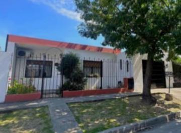Casa · 90m² · 4 Ambientes · 1 Cochera · Casa en Ituzaingo Norte.