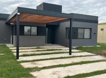 Casa · 152m² · 4 Ambientes · 2 Cocheras · Casa a Estrenar en Venta Barrio San Felipe, 4 Ambientes